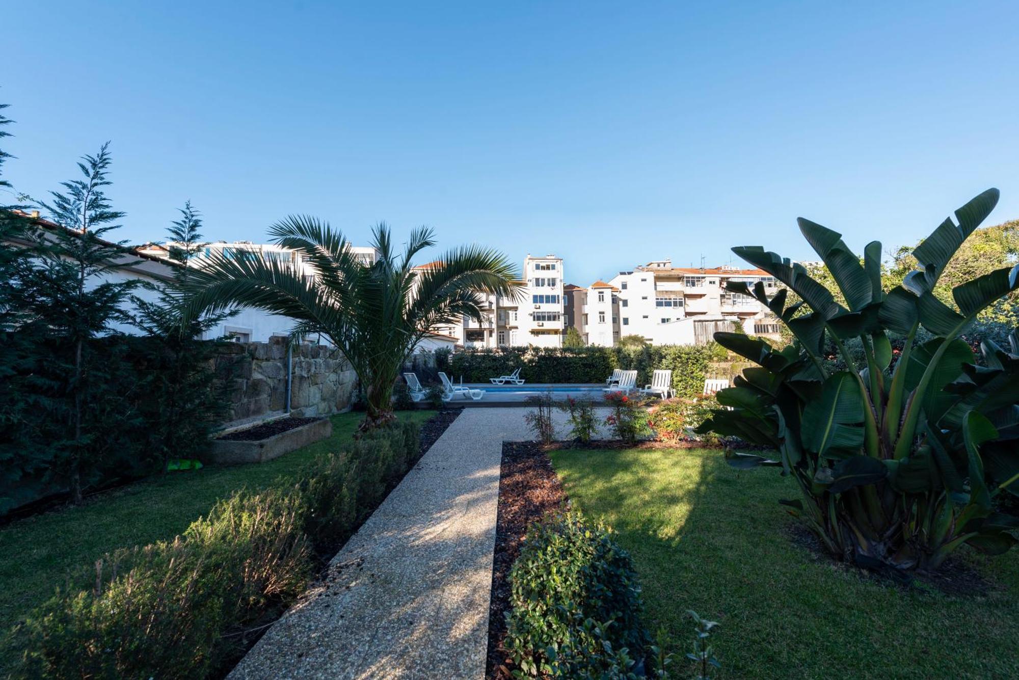 Exotic Flat With Shared Pool & Garden Apartment *